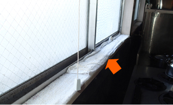 窓際にタオルを敷く
