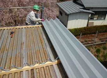 折板屋根のカバー工法の様子