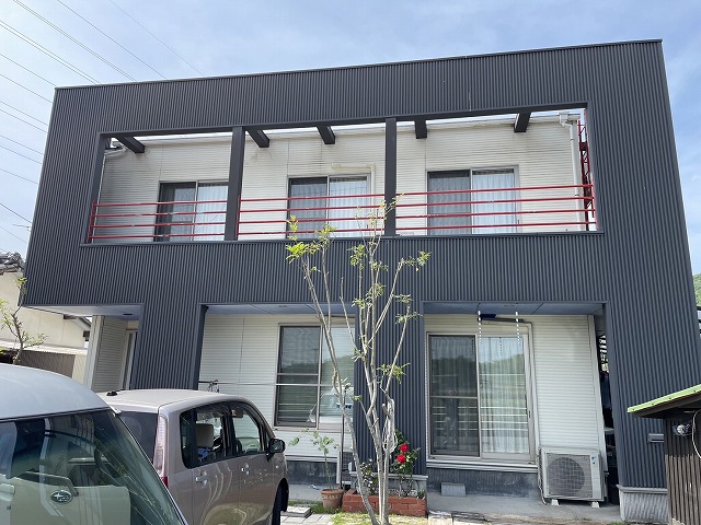 坂出市で外壁無料点検、サイディングやスパンドレルの色あせ、目地切れなどの著しい劣化