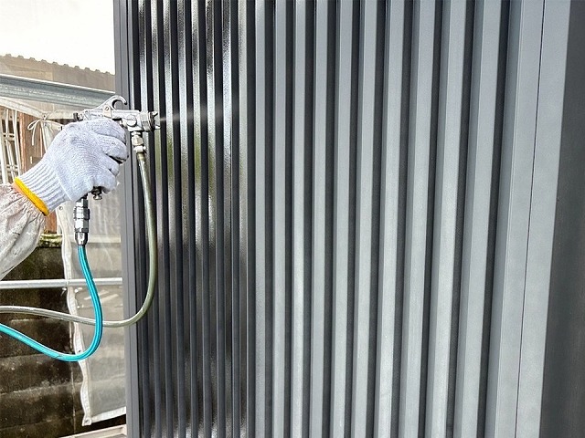 坂出市にて劣化で色あせたガルバリウム鋼板のK型スパンに対する吹き付け塗装