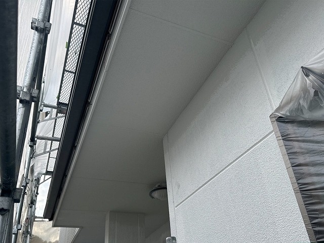 高松市の住宅で軒天への塗り替えを実施、湿気対策を考慮した施工ポイントなど