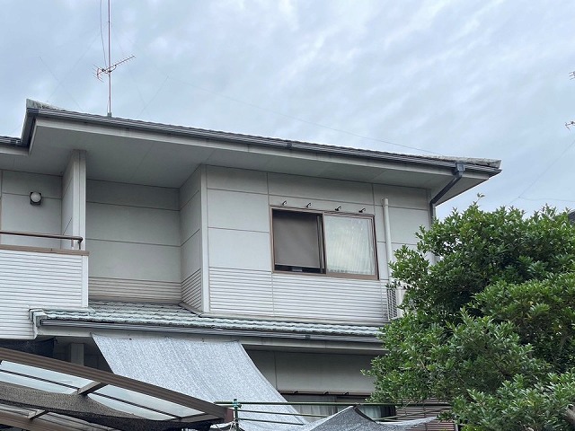 高松市で雨樋と鼻隠しを塗装、アクセントカラーで外観の印象を引き締めた仕上がり