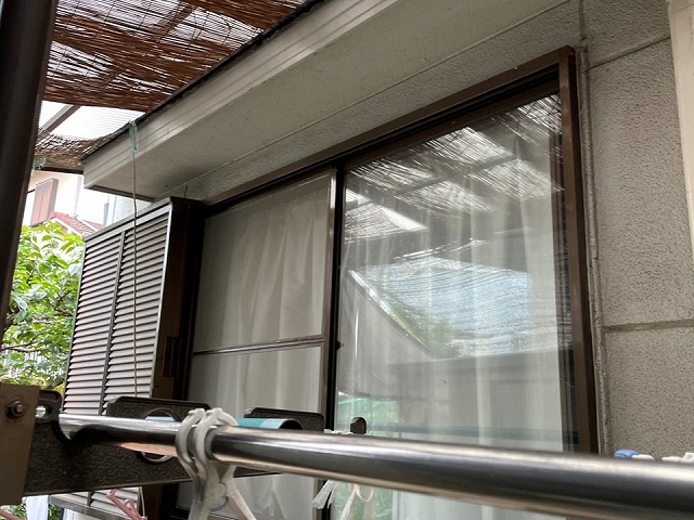 高松市の住宅で金属製雨戸塗装、下地処理とスプレーガン仕上げで滑らかな塗膜を形成