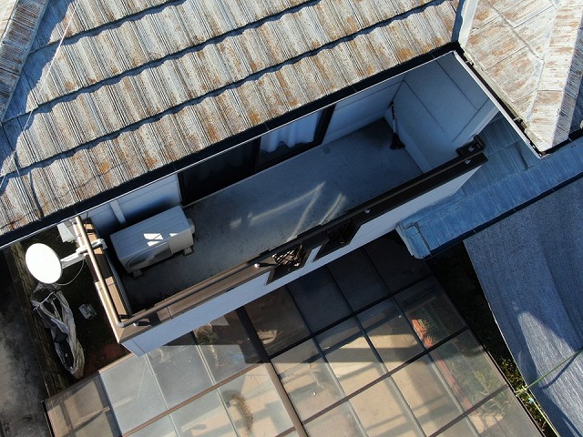 高松市にて住宅ベランダへの防水塗装を実施、低下した防水性能を回復し耐久性を向上