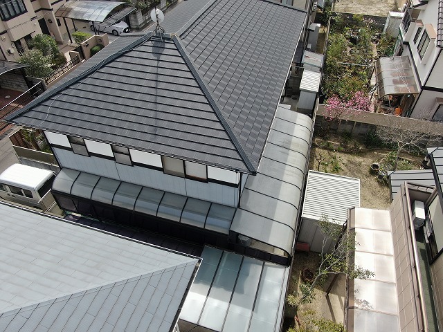 高松市の住宅で平板セメント瓦の屋根点検、瓦の色あせや苔、漆喰のひび割れなどを確認