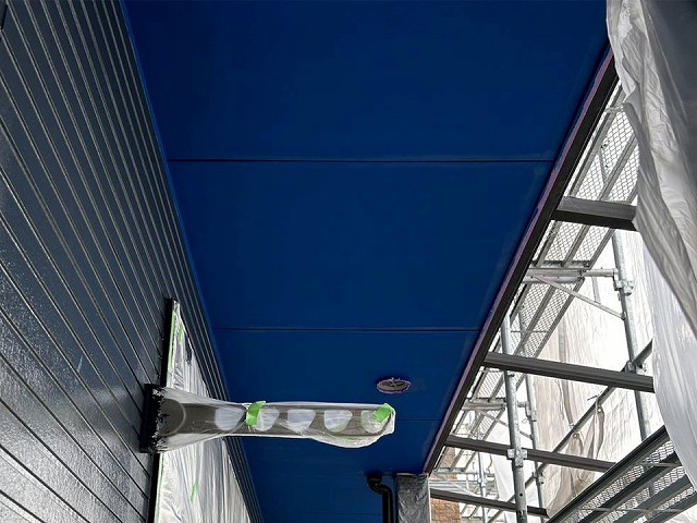 坂出市で住宅軒天への鮮やかなブルーを用いた塗装工程、爽やかでおしゃれな仕上がりに