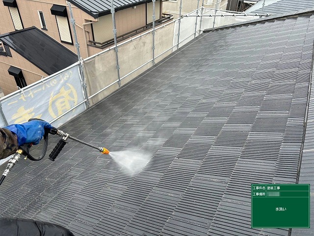 漆喰詰め直しやセメント瓦塗装を行う屋根への高圧洗浄工程
