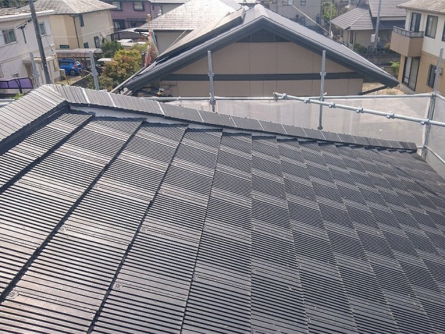 高松市でセメント瓦屋根の棟部漆喰詰め直し、劣化した漆喰を補修して屋根機能を回復