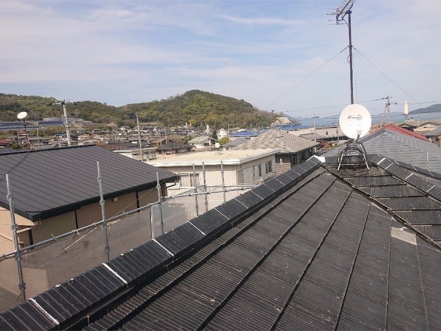 高松市にてセメント瓦の一部差し替えや棟瓦ラバーロックなど屋根塗装前の補修工程