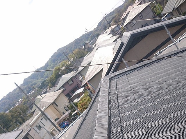 高松市で色あせや苔が目立っていたセメント瓦への塗装工事、下地を整える下塗り工程