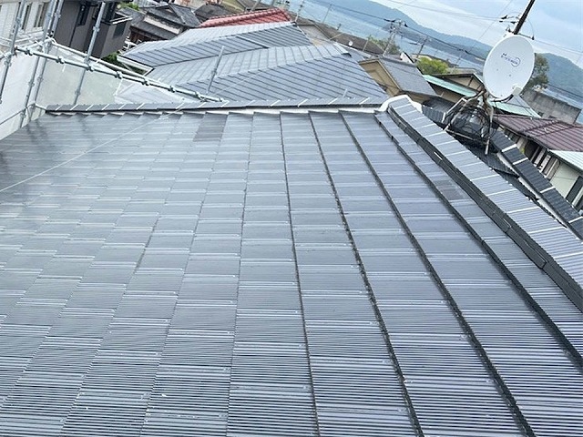 高松市の住宅セメント瓦屋根塗装の中塗り工程、厚みのある塗膜の形成で品質を向上