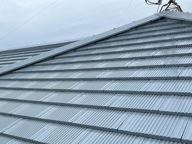 高松市の屋根漆喰詰め直しやセメント瓦塗装が完成、保護機能と美観を回復した仕上がり