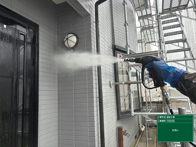 サイディング外壁塗装工事の高圧洗浄工程