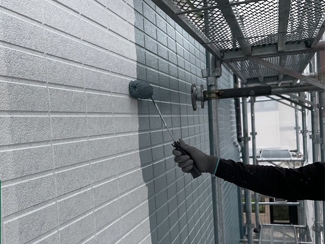 高松市の住宅外壁塗装工事、塗膜の厚みを整えて塗料の性能を引き出す中塗り工程