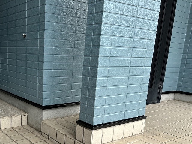 高松市の住宅でシャッターや土台水切り、庇などの鉄部に対する塗装工程