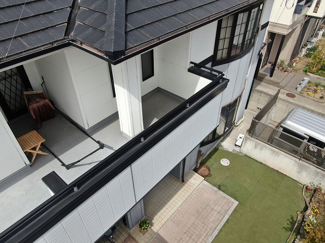 高松市にてベランダ修繕工事、下地処理やプライマー塗布、防水塗装などの施工状況