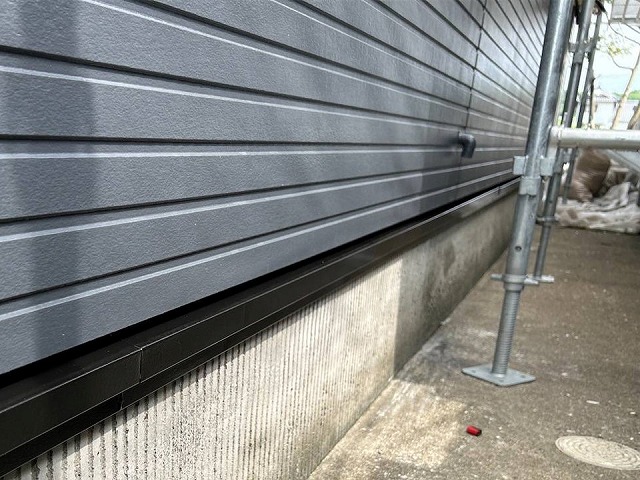 坂出市でベランダの手すりや基礎土台水切りなどサビが発生しやすい屋外鉄部への塗装