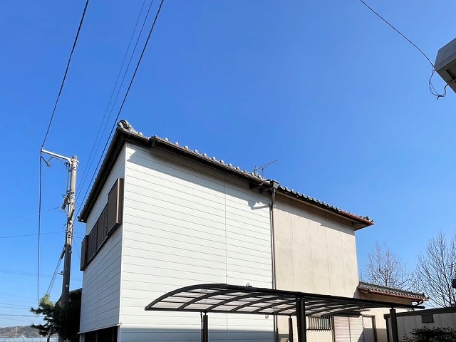 丸亀市で雨樋の一部が落下した住宅の現場調査、雨樋修理と漆喰詰め直しを実施