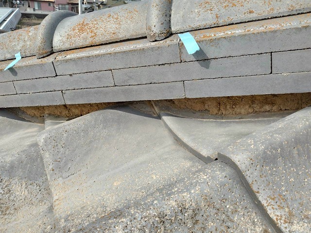 漆喰詰め直し工事の既存漆喰撤去状況