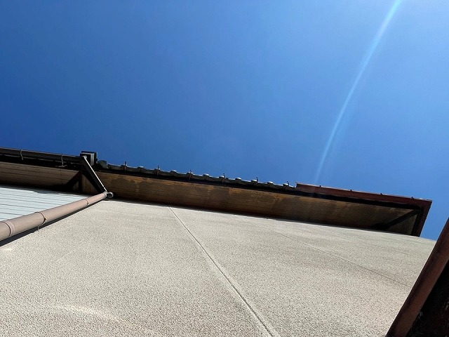 丸亀市にて経年劣化で一部が落下した雨樋の交換工事、新規雨樋の設置状況