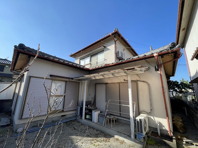 丸亀市の住宅で一部が落下した雨樋の交換や棟部の漆喰詰め直しが無事に完成