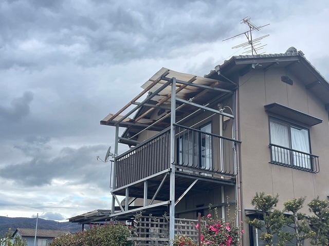 高松市で経年劣化により一部が飛散したベランダ波板屋根の現場調査