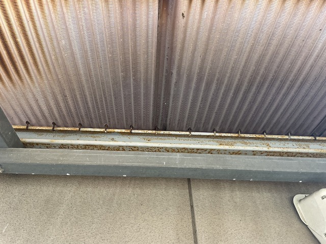 経年劣化と強風で破損が生じた塩ビ波板（ガラスネット入り）