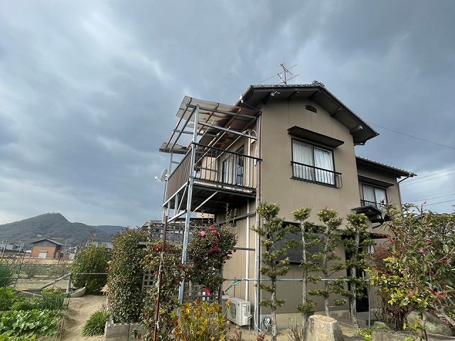 高松市で住宅のベランダを支える鉄骨下地への塗装工事、サビ止め塗料による下塗り