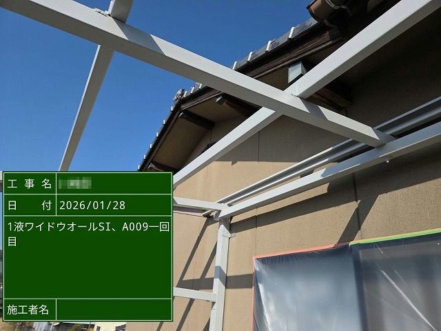 ベランダ鉄骨下地塗装の「ワイドウォールSi」による中塗り工程