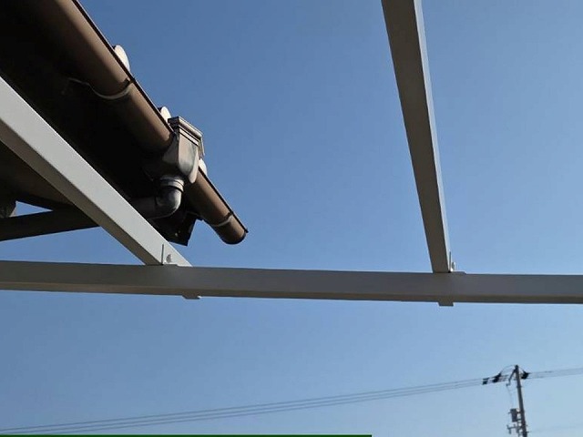 高松市にて経年劣化で飛散した住宅ベランダ屋根修理、ポリカ波板を用いた張り仕上げ