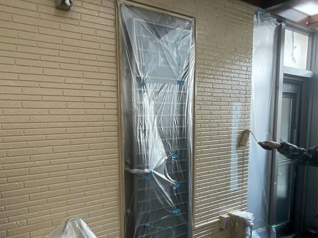 高松市の外壁塗装、塗膜の厚みを確保しつつ上塗りの仕上がり品質を向上させる中塗り工程