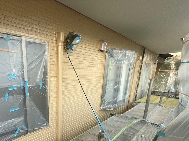 高松市のサイディング外壁塗装工事、耐久性や防水性、美観を形成する最終仕上げ塗装