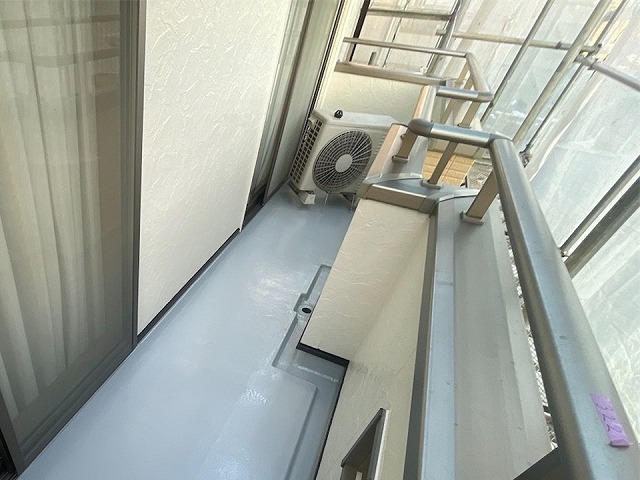 高松市にてベランダ防水のトップコート塗り替え、劣化を解消して防水層の保護機能を維持