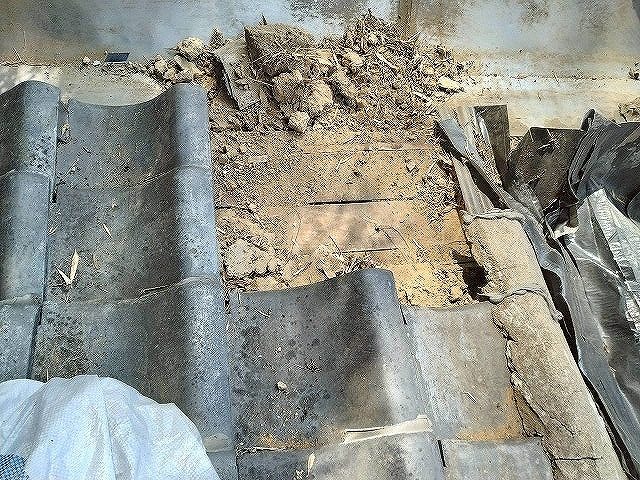 住宅雨漏り修理の明り取りの波板撤去工程