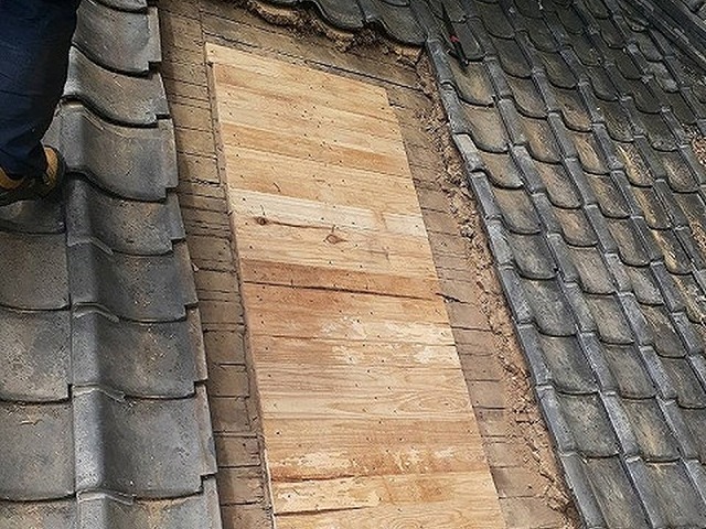 綾歌郡綾川町で屋根部分葺き替えにて開口部への断熱材充填と野地板張り