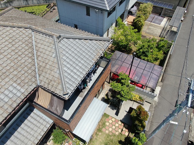 高松市で屋根のセメント瓦の塗膜剥がれや苔などのダメージを確認した無料点検