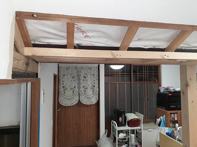 綾歌郡綾川町にて雨漏りで傷んだ内装の修復、天井の解体や垂れ下がった梁の補強など