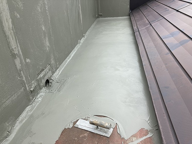 雨漏り修理のための防水工事のノロ引きによる下地処理工程