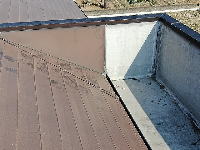 坂出市の住宅屋上にてウレタン塗膜防水工事、防水層の密着を高めるプライマーの塗布