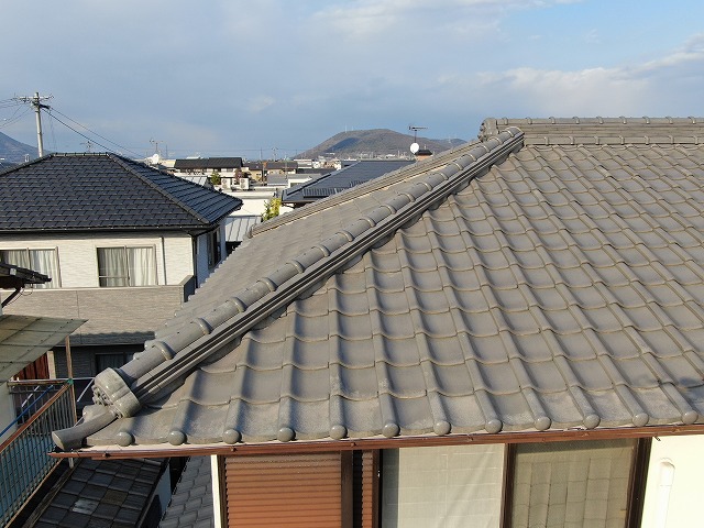 高松市にて陶器瓦屋根の無料点検、漆喰ひび割れや瓦破損などのダメージを確認