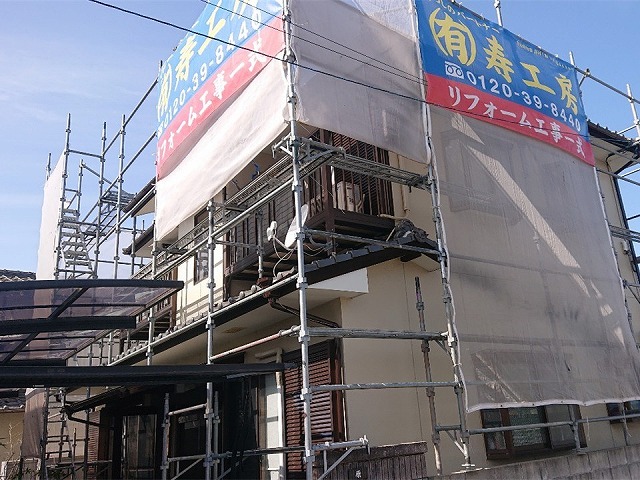 屋根漆喰詰め直し工事の足場設置状況