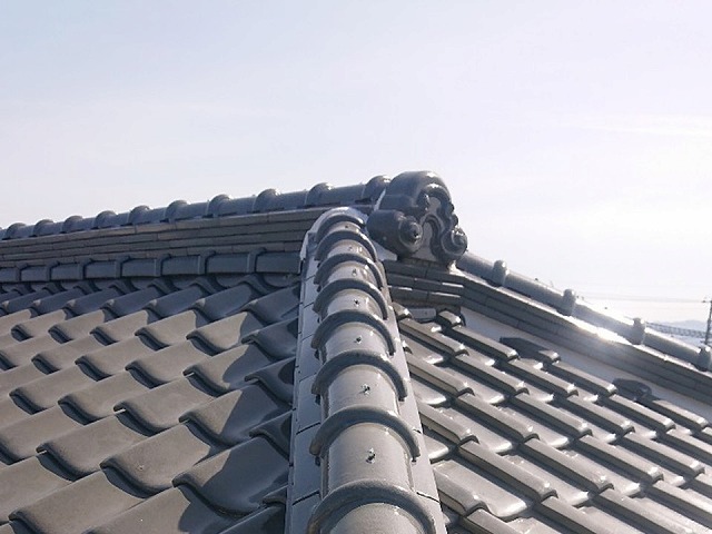 高松市にて劣化を改善するため実施した屋根漆喰詰め直し工事のビフォーアフター