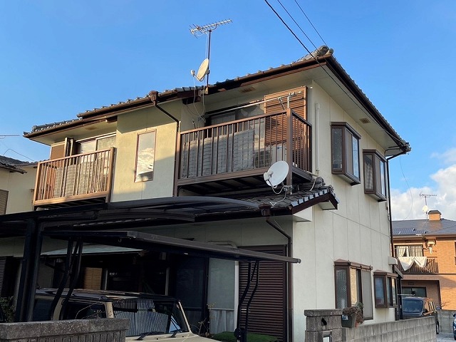 高松市の住宅でモルタル外壁の現場調査、色あせやカビ、雨だれなどの経年劣化
