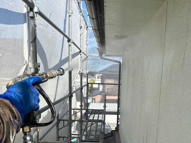 高松市でカビや雨だれが目立っていたモルタル外壁への高圧洗浄工程