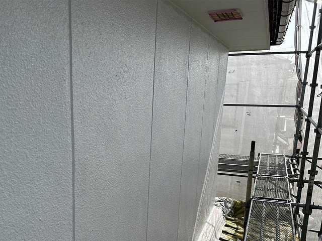 高松市のモルタル外壁塗装工事、軒天への塗装や外壁3回塗り工程の下塗りなど