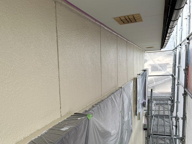 高松市で外壁の仕上げ塗装、汚れが付きにくく落ち着いた印象の中間色を採用