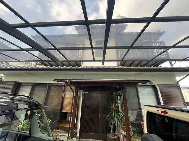 高松市で木部を長持ちさせる保護塗料「キシラデコール」を用いた住宅玄関庇の木部塗装