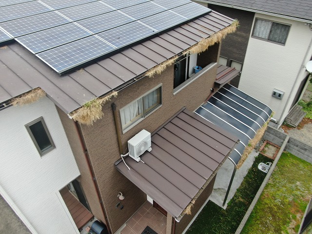 坂出市の鳥害に悩まされていた住宅の屋根点検、太陽光パネル脱着を含む屋根塗装を実施