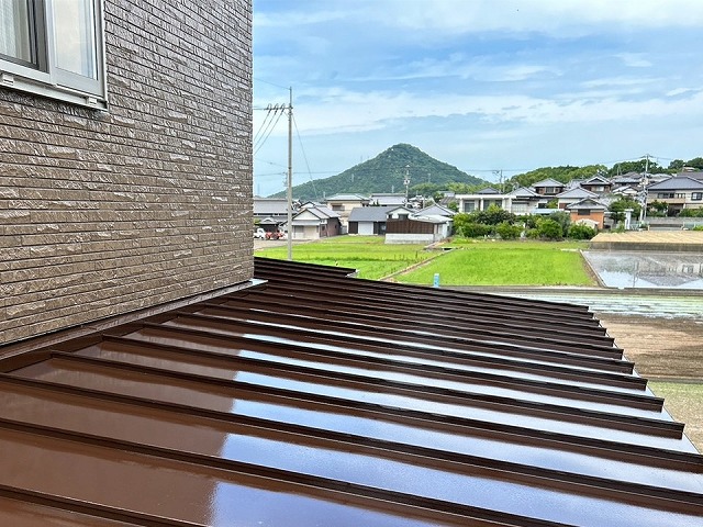 坂出市の住宅で鳥の糞汚れで傷んだ金属屋根への塗装、中塗りと上塗りで美観を回復