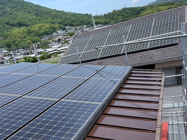 坂出市で屋根の鳥の巣対策で防鳥ネットを取り付け、太陽光パネルやベランダ部分に設置